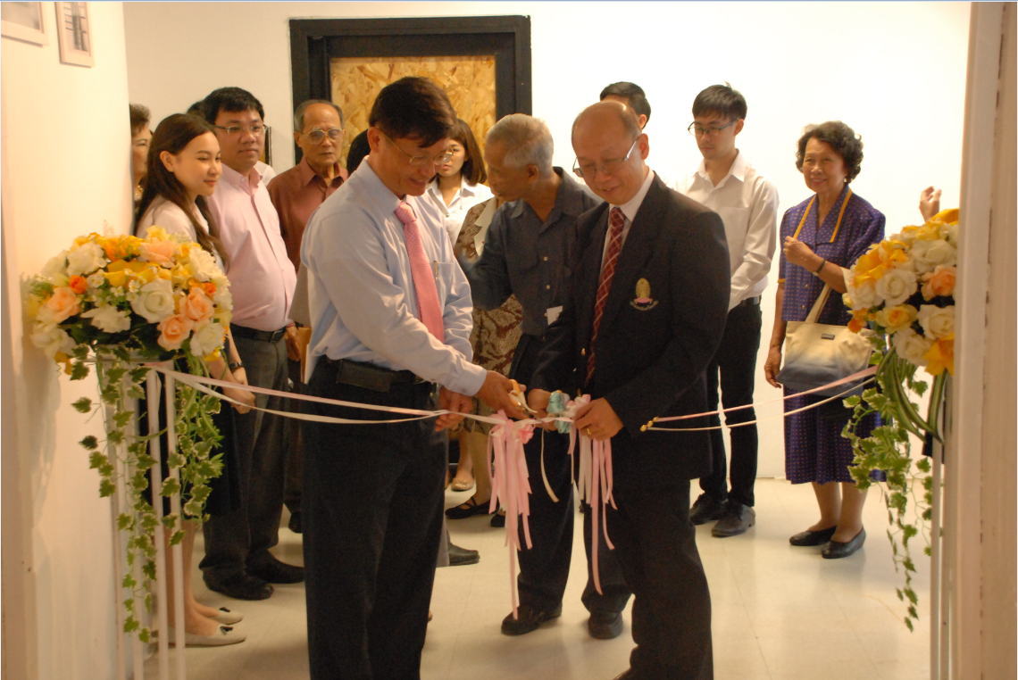 คณบดี คณะวิทยาศาสตร์ และประธานชมรมศิษย์เก่าของภาควิชาวิทยาศาสตร์ทั่วไป ร่วมตัดริบบิ้นเพื่อเปิดห้องเรียน 303